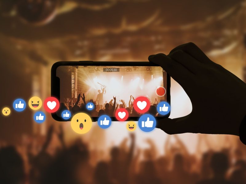 live-streaming-concert-online-social-media-with-audience-reactions